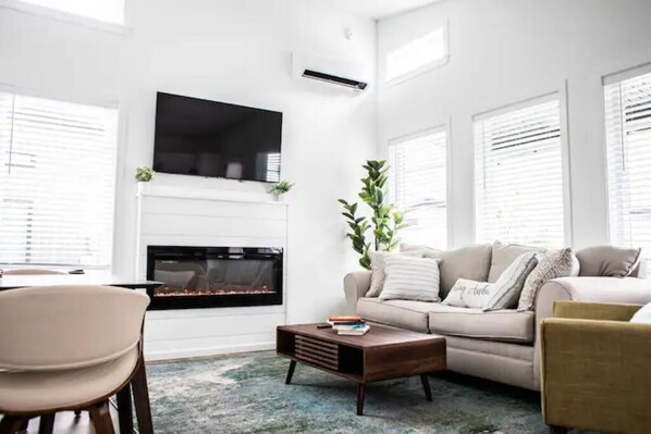 Smart-TV, Kamin, Bücher