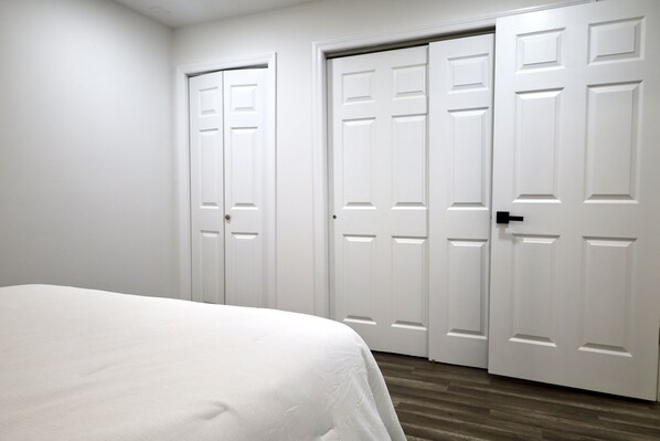 2 bedrooms, iron/ironing board, WiFi, bed sheets - Stunning spacious two-bedroom apartment, offers modern comfort and style. 


 (White Plains)