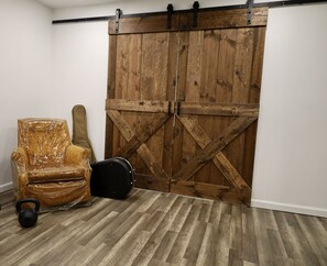 Interior - Stunning spacious two-bedroom apartment, offers modern comfort and style. 


 (White Plains)