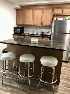 Microwave - Stunning spacious two-bedroom apartment, offers modern comfort and style. 


 (White Plains)