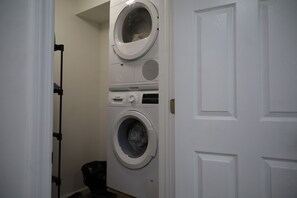 Interior - Stunning spacious two-bedroom apartment, offers modern comfort and style. 


 (White Plains)