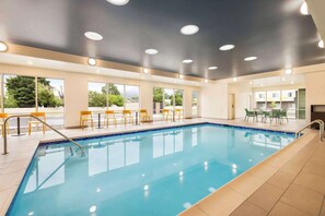 屋内プール、営業時間 6:00 ～ 23:00、プール パラソル、サンラウンジャー