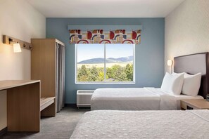 デスク、遮光カーテン、アイロン / アイロン台、WiFi (無料)