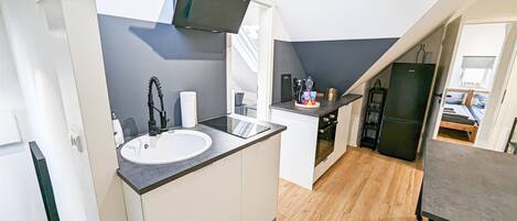 Kjøleskap, mikrobølgeovn, ovn og kokeplater