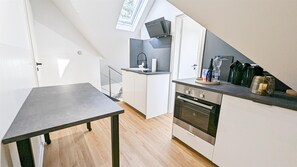 Kylskåp, mikrovågsugn, ugn och spishäll