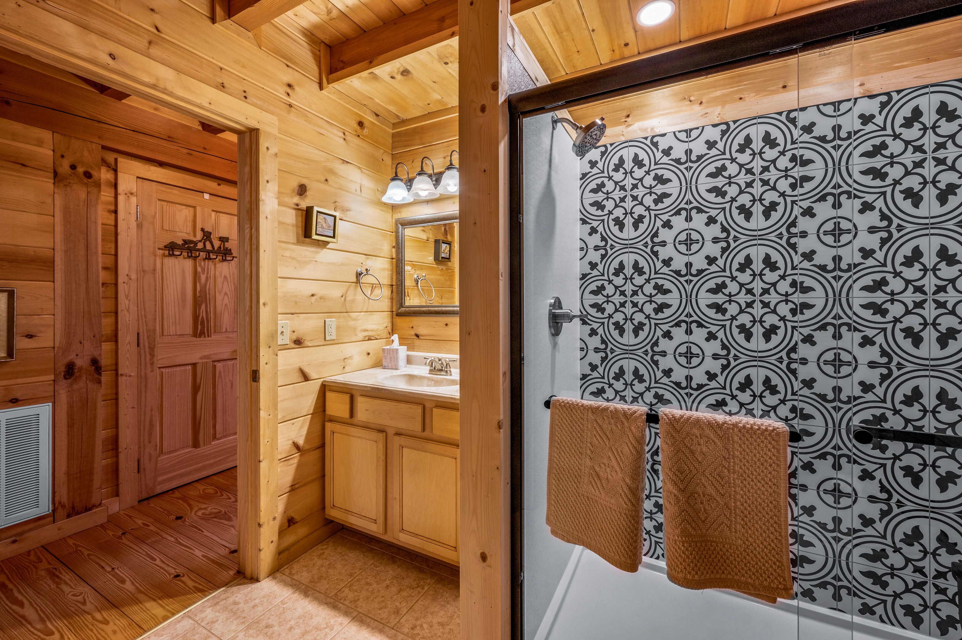 Ducha, secador de pelo, toallas y jabón