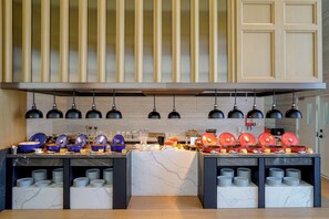 Se ofrece un desayuno bufé todos los días (por un coste adicional)
