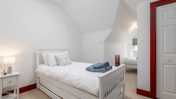 4 bedrooms, iron/ironing board, travel cot, Internet