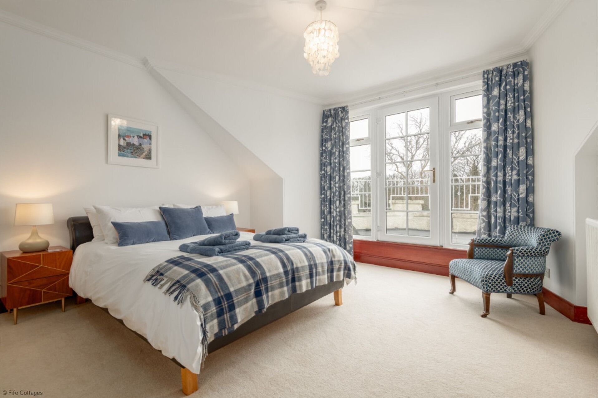 4 bedrooms, iron/ironing board, travel cot, Internet