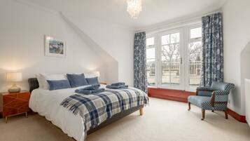 4 bedrooms, iron/ironing board, travel cot, Internet