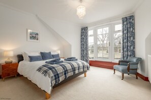 4 slaapkamers, een strijkplank/strijkijzer, reisbedje, internet