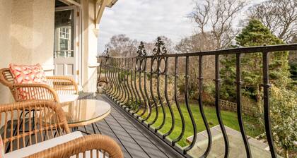 Beautiful apartment that sleeps 8 guests in 4 bedrooms