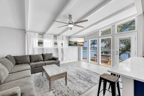 Smart TV, fireplace - The Blue Haven Getaway in cozy Kingsland, TX (Kingsland)