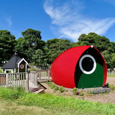 Luxury Tiny Home sleeps 2 with Hot Tub and private BBQ hut