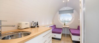 Luxury Tiny Home sleeps 2 with Hot Tub and private BBQ hut