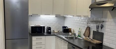 Microondas, horno, placa de cocina y lavavajillas