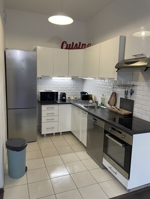 Micro-ondes, four, plaque de cuisson, lave-vaisselle