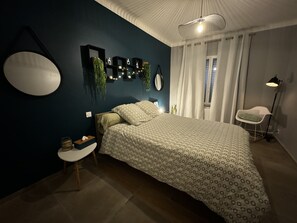 2 soverom, skrivebord, strykejern/-brett og reiseseng for barn