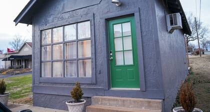 Cute and Cozy, pet friendly home in downtown Cotter!