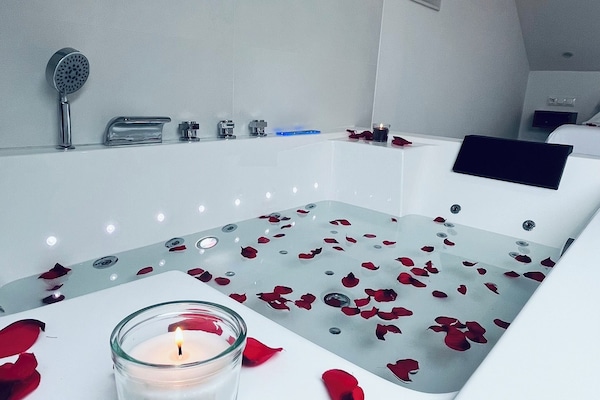 Apartamento superior, bañera de hidromasaje | Bañera de hidromasaje privada