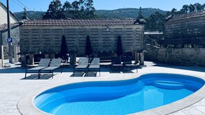 Piscine extérieure (ouverte en saison), parasols de plage