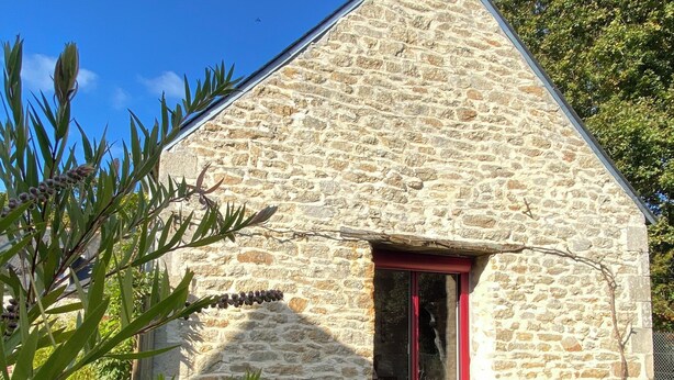 A stone building with a red door and a small porch. - In the countryside, beaches just a few minutes away... (Plomeur)