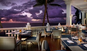 Outdoor dining - OCEANFRONT Suite in a Beautiful Resort Located Right On The Sand!! (Fort Lauderdale)