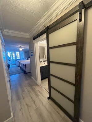 1 bedroom, desk, iron/ironing board, travel cot - OCEANFRONT Suite in a Beautiful Resort Located Right On The Sand!! (Fort Lauderdale)