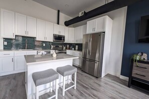 Fridge, microwave, oven, stovetop - 3A Unique Aptmt in Easton`s Heart (Easton)
