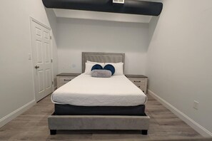 Desk, iron/ironing board, free WiFi, bed sheets - 3A Unique Aptmt in Easton`s Heart (Easton)