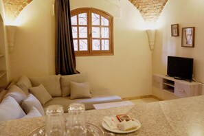 TV - Ground floor apartment at Malkata House on the West Bank of Luxor (Luxor)