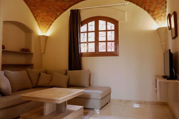 TV - Ground floor apartment at Malkata House on the West Bank of Luxor (Luxor)