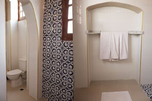 Shower, towels - Ground floor apartment at Malkata House on the West Bank of Luxor (Luxor)