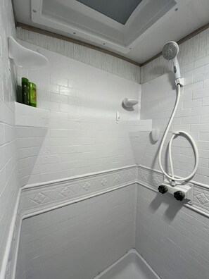 Douche, sĂšche-cheveux, serviettes fournies, savon