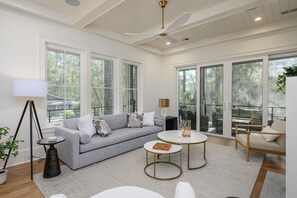 Smart TV, lareira, aparelho de som