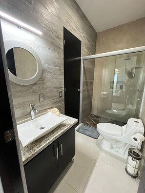 Studio Suite Superior | Kamar mandi | Shower, pancuran hujan,  dan handuk