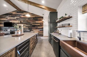 Frigorífico, microondas, horno y placa de cocina