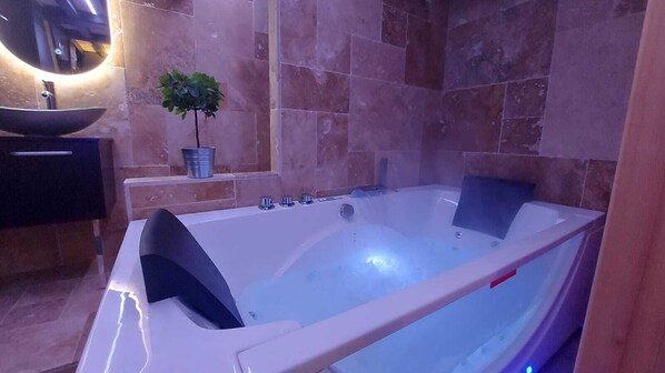 حوض استحمام بنظام ضخ المياه، مجففات شعر، مناشف، صابون