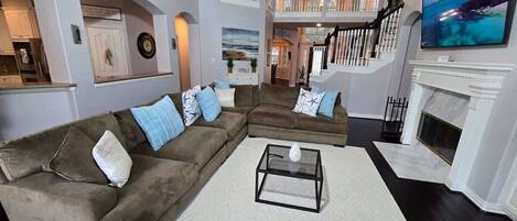 テレビ、暖炉、書斎 / ワークスペース