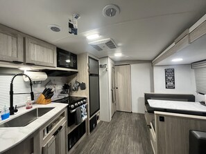 Refrigerador, microondas, horno y parrilla de estufa