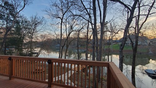 Cozy Lakehouse on Quiet Cove
