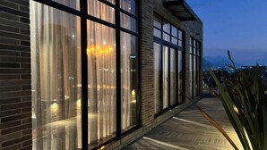 Een modern gebouw met grote ramen en een gevel van baksteen.