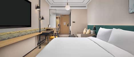 Una habitación de hotel con una cama grande, un escritorio, una silla, un televisor y una lámpara.