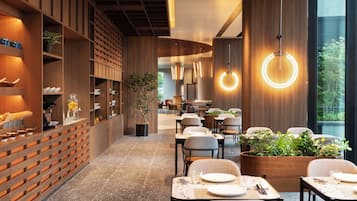 供應早餐、午餐和晚餐,國際料理