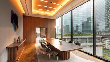 供應早餐、午餐和晚餐,國際料理