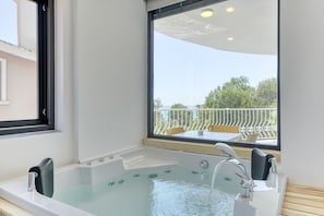 Deluxe Condo, Sea Facing | Jetted tub - BlueNook Suites (Kas)