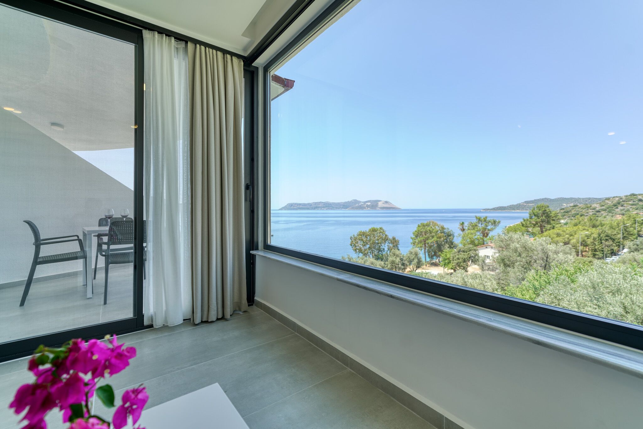 Condo Senior, đối diện biển | Bàn, phòng cách âm, bàn ủi/dụng cụ ủi quần áo 