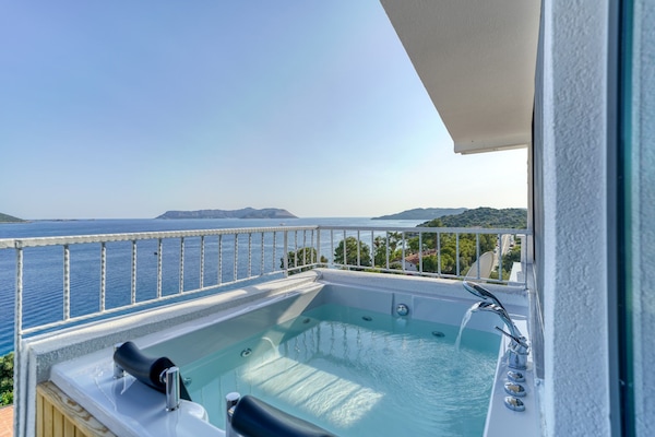 Deluxe Studio, Sea Facing | Jetted bathtub