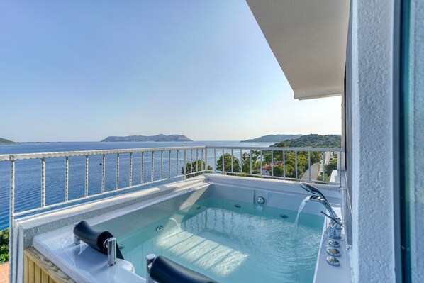 Deluxe Studio, Sea Facing | Jetted tub - BlueNook Suites (Kas)