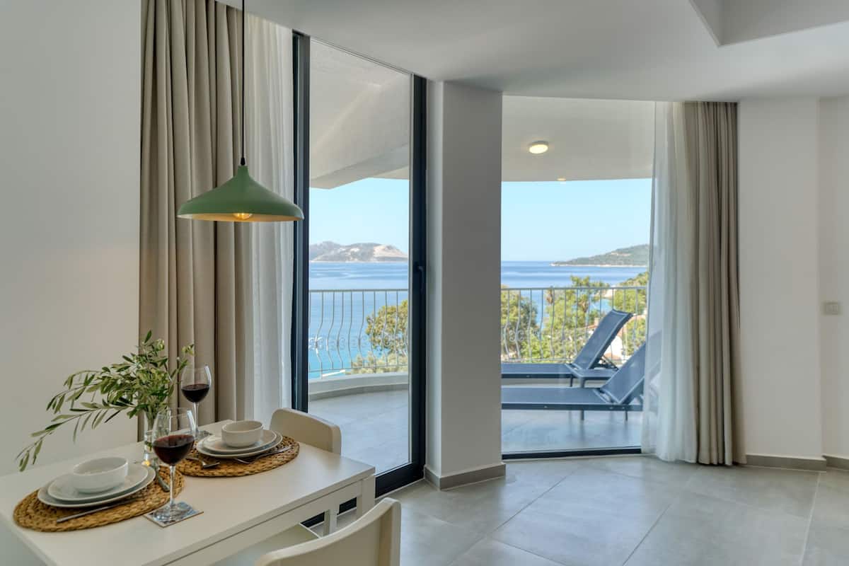Luxury Condo, Sea Facing